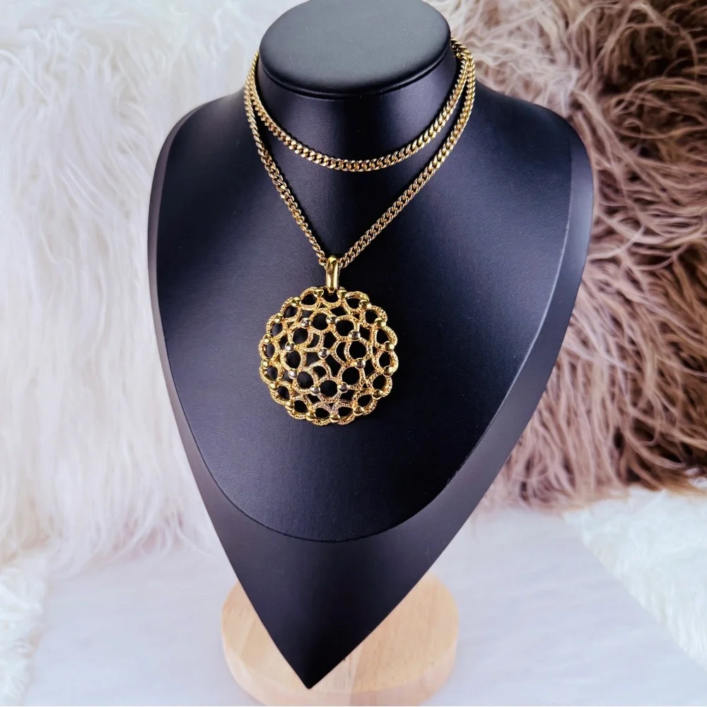 Pretty vintage Monet goldtone, large pendant necklace